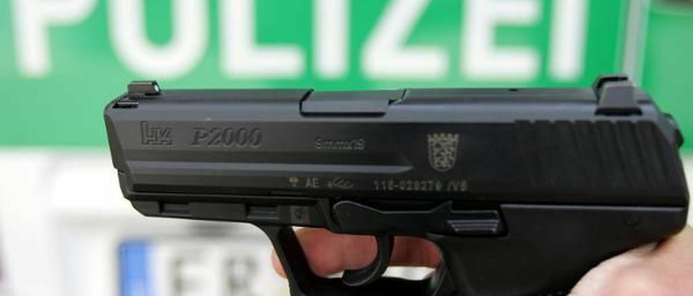 Die Dienstwaffe ist einem Beamten abhanden gekommen - ob die Polizisten auch aus dieser beschossen wurden, ist derzeit noch unklar.