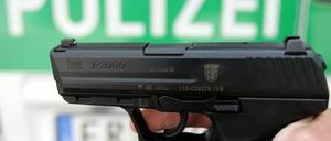 Die Dienstwaffe ist einem Beamten abhanden gekommen - ob die Polizisten auch aus dieser beschossen wurden, ist derzeit noch unklar.