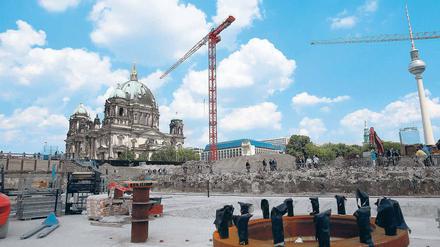 Operation am offenen Herzen. Mitten in der alten Berliner Stadtmitte wird das Schloss als Neubau mit Fassadenteilen wieder entstehen.