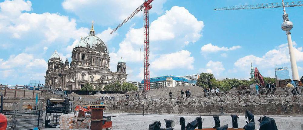 Operation am offenen Herzen. Mitten in der alten Berliner Stadtmitte wird das Schloss als Neubau mit Fassadenteilen wieder entstehen.