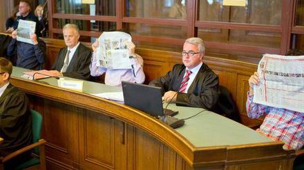 Seit Montag müssen sich die sechs Angeklagten im Fall Jonny K. vor Gericht verantworten. Sie sollen Jonny K. im Oktober 2012 in der Nähe des Berliner Alexanderplatzes mit Tritten getötet haben.