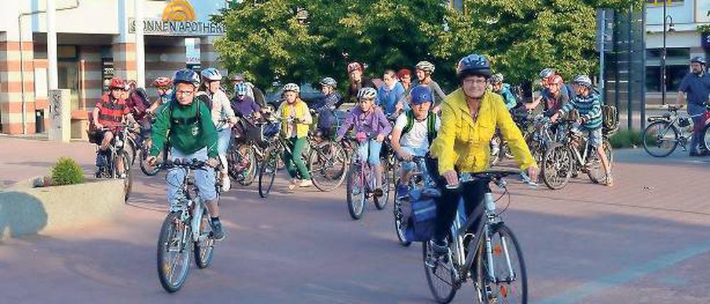 Zu Fuß oder per Rad. Das „Mama-Papa- Taxi“ lassen viele stehen.