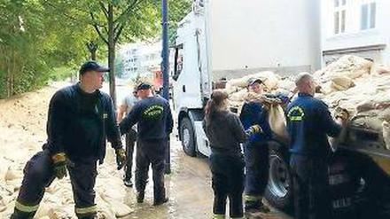 Hilfe aus Ferch. In Magdeburg packte die Feuerwehr mit an.
