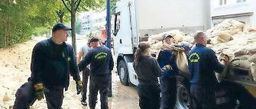 Hilfe aus Ferch. In Magdeburg packte die Feuerwehr mit an.