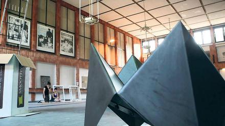 Kunst in der sonst leeren Halle. Letzte Vorbereitungen vor der heutigen Eröffnung von „Localize“.