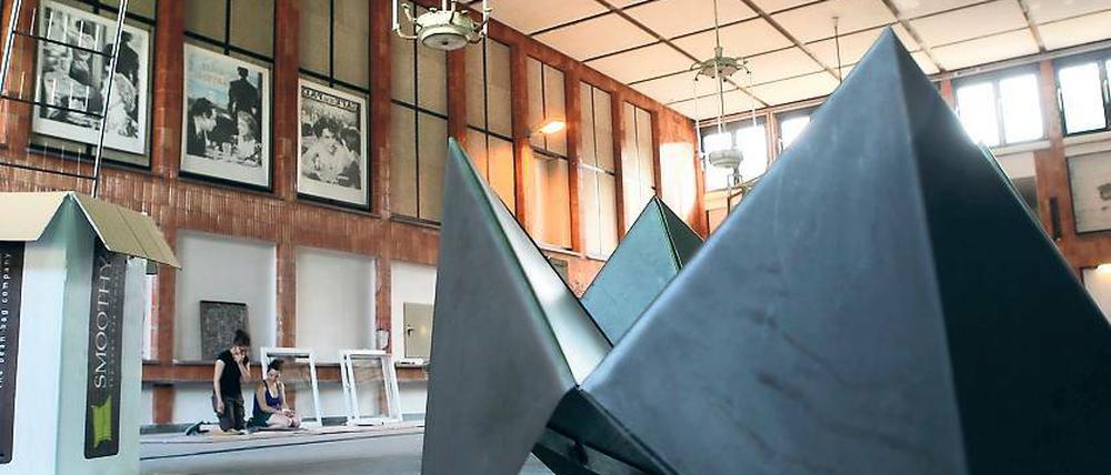 Kunst in der sonst leeren Halle. Letzte Vorbereitungen vor der heutigen Eröffnung von „Localize“.