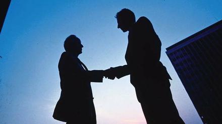 Unter Freunden. Viele Verträge können mündlich oder per Handschlag besiegelt werden. Doch Rechtssicherheit bringen nur niedergeschriebene Vereinbarungen.