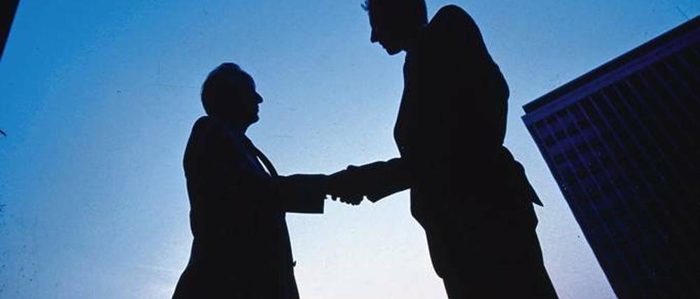 Unter Freunden. Viele Verträge können mündlich oder per Handschlag besiegelt werden. Doch Rechtssicherheit bringen nur niedergeschriebene Vereinbarungen.