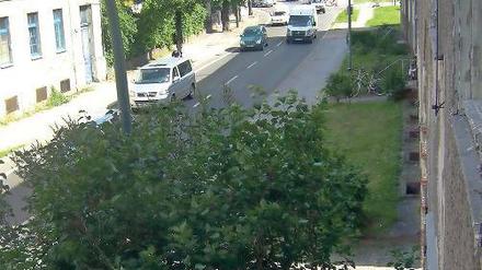 Lärm. 20 000 Autos fahren täglich durch die Behlerstraße. Stefan Göttel wohnt im zweiten Stock eines Hauses am Straßenrand – wenn er sein Fenster öffnet, wird es laut.