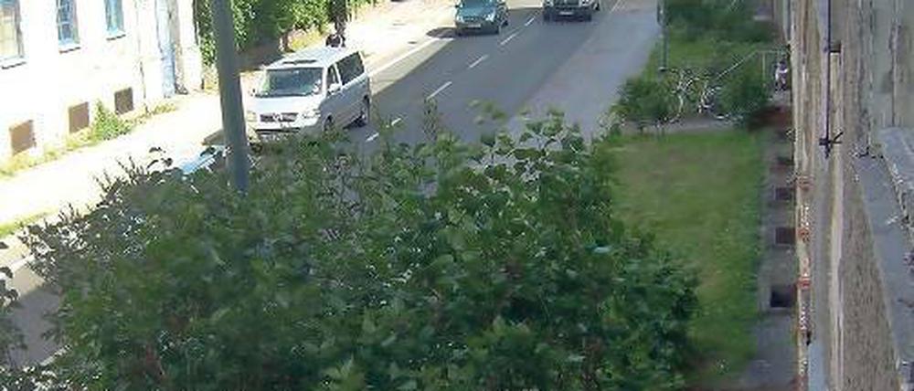Lärm. 20 000 Autos fahren täglich durch die Behlerstraße. Stefan Göttel wohnt im zweiten Stock eines Hauses am Straßenrand – wenn er sein Fenster öffnet, wird es laut.