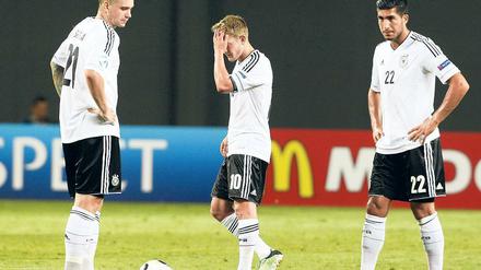 Mit gesenktem Haupt. Pierre-Michel Lasogga (li.) und Lewis Holtby sind mit Deutschland bereits ausgeschieden.