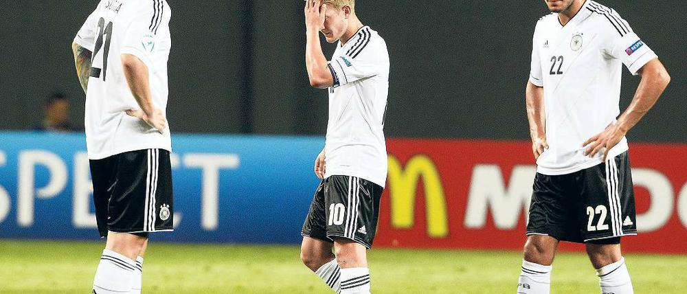 Mit gesenktem Haupt. Pierre-Michel Lasogga (li.) und Lewis Holtby sind mit Deutschland bereits ausgeschieden.