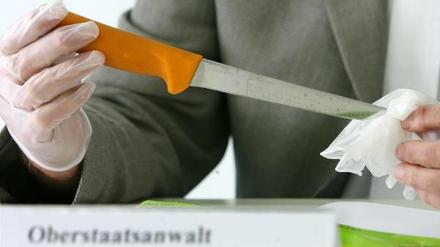 Im Haushalt nützlich, im Rücken gefährlich: ein Messer.