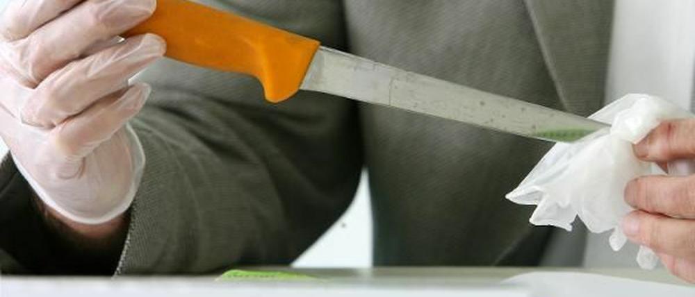Im Haushalt nützlich, im Rücken gefährlich: ein Messer.