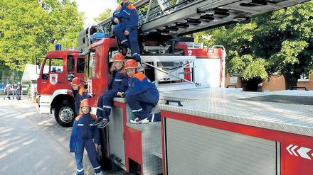 Wasser marsch. Kinder aus Dippmannsdorf testeten gestern schon mal ein Feuerwehrauto.