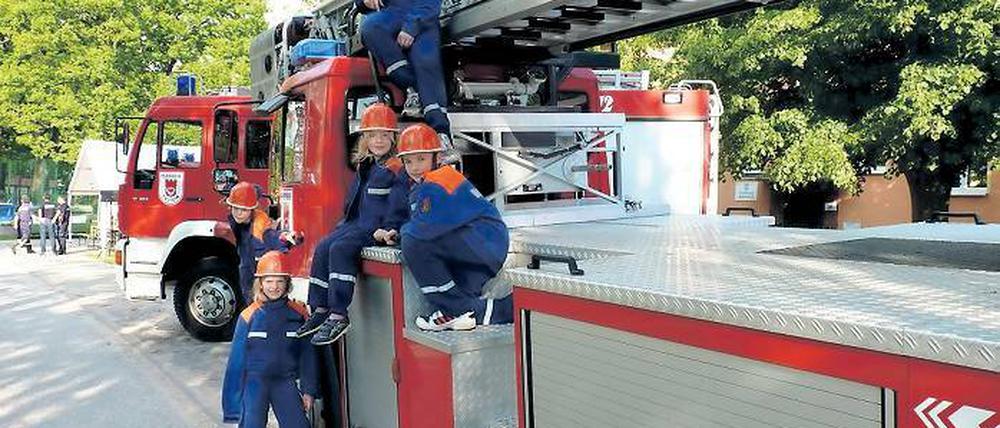 Wasser marsch. Kinder aus Dippmannsdorf testeten gestern schon mal ein Feuerwehrauto.