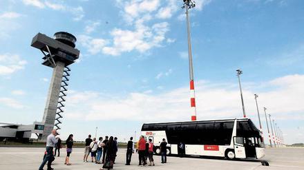 Bus statt Boeing. Irgendwann darf man hier zu Fuße des Towers – auf dem mit Handbesen grifffest geriffelten Boden, auf den mit Kristallen versetzten Markierungen – nicht mehr einfach so langspazieren. Am Sonnabend war wie hier bei den Billigfliegergates aber Baustellen-Gucken erlaubt.