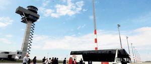 Bus statt Boeing. Irgendwann darf man hier zu Fuße des Towers – auf dem mit Handbesen grifffest geriffelten Boden, auf den mit Kristallen versetzten Markierungen – nicht mehr einfach so langspazieren. Am Sonnabend war wie hier bei den Billigfliegergates aber Baustellen-Gucken erlaubt.