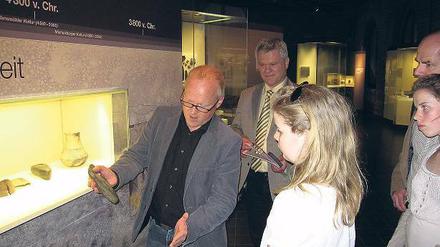 Finderlohn. Landesarchäologen mit dem Fund von Amelie Beger (r.).
