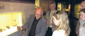 Finderlohn. Landesarchäologen mit dem Fund von Amelie Beger (r.).