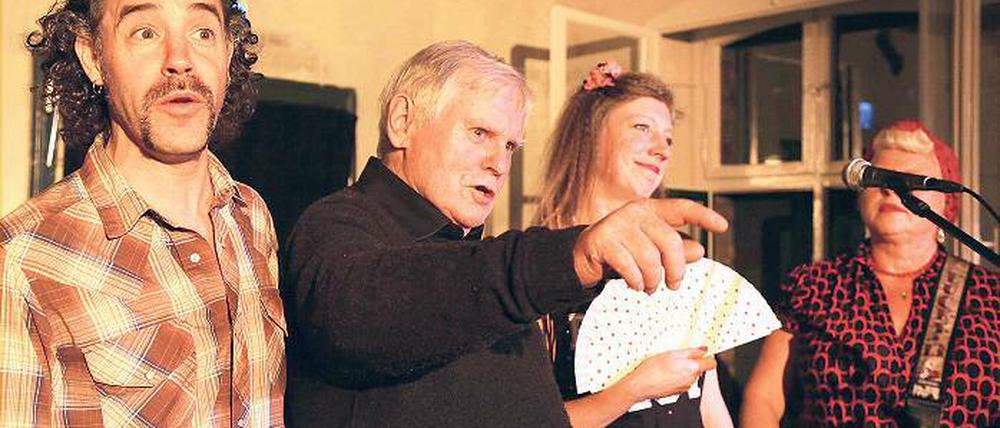 Künstler am Mikrofon. Fridolin Frenzel (m.) stellte nicht nur aus.
