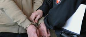 Er hatte sich als der Gesuchte gestellt - die Täterschaft streitet er dennoch ab.