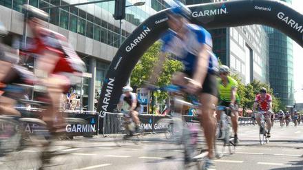 Die Geschwindigkeit der Radrennsportler beim Berliner Velothon wird oftmals unterschätzt - nun kam es zum Zusammenstoß mit einer Fußgängerin.