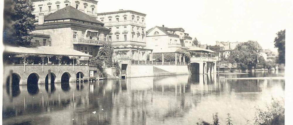 Mehr als nur ein Hauch von Italien. Die Wasserseite der Alten Fahrt mit den bis zum Ufer gehenden Seitenflügeln des Palais Barberini, die an Venedig erinnerten, auf einer Aufnahme aus der Zeit vor 1945.