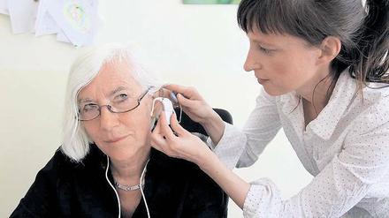 Hören lernen. Die Berlinerin Ursula Schröter trainiert mit Logopädin Gabriele Günther den Umgang mit dem CI-System.