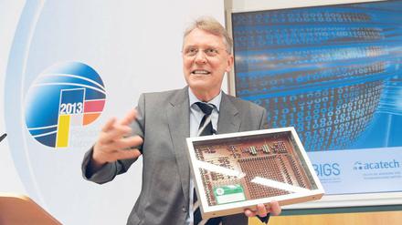 Unsicher? HPl-Direktor Christoph Meinel mit einer alten Festplatte der Polizei.