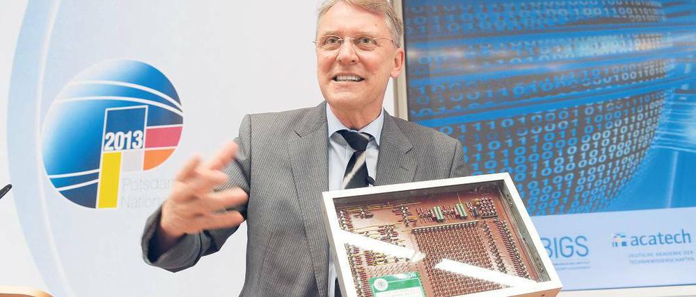 Unsicher? HPl-Direktor Christoph Meinel mit einer alten Festplatte der Polizei.