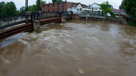 Schnell fließt das Hochwasser der Spree am 04.06.2013 an einem Wehr in Spremberg (Brandenburg). Die Flüsse in Brandenburg schwellen weiter an. Das Hochwasser aus Sachsen erreichte vor allem die Schwarze Elster und die Spree. Der höchste Wasserstand wird allerdings erst für den 5.Juni erwartet.