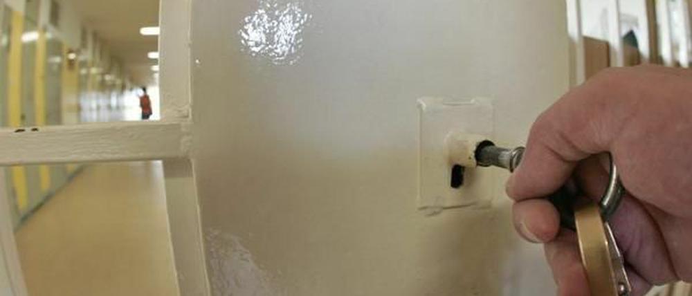 In der JVA Tegel ist ein Sexualstraftäter zusammengeschlagen worden - zurzeit liegt der Schwerverletzte im Krankenhaus.