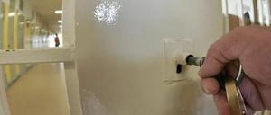 In der JVA Tegel ist ein Sexualstraftäter zusammengeschlagen worden - zurzeit liegt der Schwerverletzte im Krankenhaus.