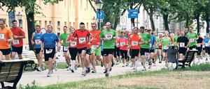 Laufen in Potsdams City. Am Freitag stehen beim mittlerweile 21. Internationalen Sparkassenlauf wieder insgesamt elf Rennen auf einem Rundkurs durch die Innenstadt mit Start und Ziel am Brandenburger Tor auf dem Programm.