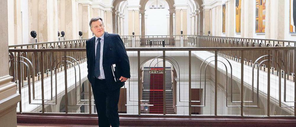 Die Probleme passen in eine Akte. BER-Chef Hartmut Mehdorn auf dem Weg ins Gesprächszimmer.