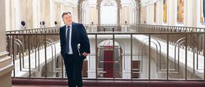 Die Probleme passen in eine Akte. BER-Chef Hartmut Mehdorn auf dem Weg ins Gesprächszimmer.