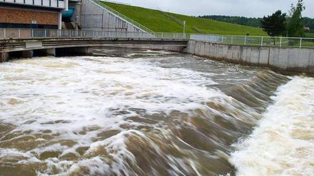 Vollgelaufen. An der Talsperre Spremberg mussten die Schleusen geöffnet werden.