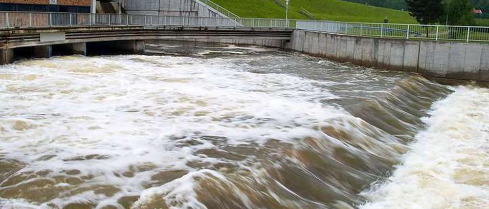 Vollgelaufen. An der Talsperre Spremberg mussten die Schleusen geöffnet werden.