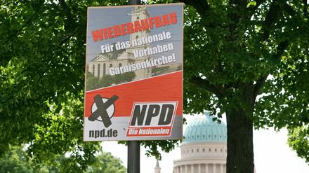 Es sieht tatsächlich aus wie ein NPD-Wahlplakat - die Rechtspartei habe damit jedoch nichts zu tun, sagte Landeschef Klaus Beier.