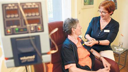 Bestellt auch mal ein Taxi. Schwester Petra (r.) betreut Schwerkranke.
