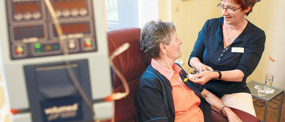 Bestellt auch mal ein Taxi. Schwester Petra (r.) betreut Schwerkranke.