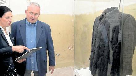 Exponat aus der Kälte. Ines Reich und Jean Urwich mit der Wattejacke, die Vater Johann Urwich in Workuta trug.