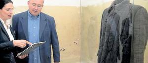 Exponat aus der Kälte. Ines Reich und Jean Urwich mit der Wattejacke, die Vater Johann Urwich in Workuta trug.