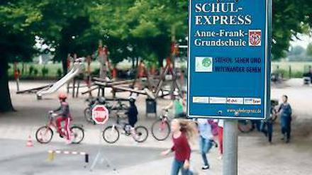 Aussteigen, laufen. Von dem Schild aus kommen die Kinder sicher zur Schule.