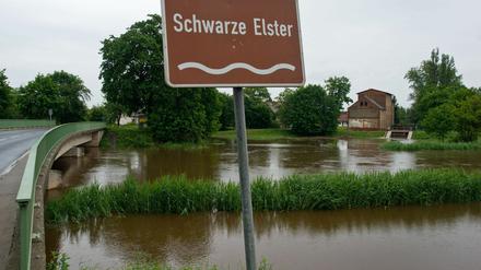Die Schwarze Elster führt Hochwasser in dem kleinen Dorf München (Elbe-Elster-Kreis).