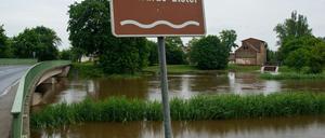 Die Schwarze Elster führt Hochwasser in dem kleinen Dorf München (Elbe-Elster-Kreis).