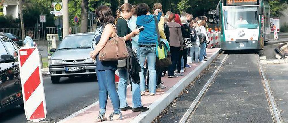 Wenig Platz. Tramnutzer warten, wo kein Platz ist und Autos fahren weiter, obwohl sie halten sollten. Die überfahrbaren Haltestellenkaps wie in der Berliner Straße sind umstritten. Schon kurz nach dem Umbau wurde die Sicherheit angezweifelt.