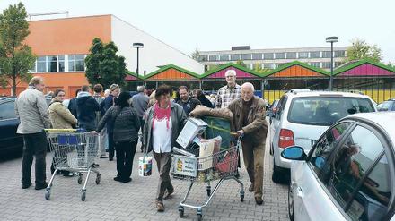 Ansturm auf die Schnäppchen. In der alten Gewächshaushalle am ehemaligen Obi-Markt soll der Sonderverkauf künftig monatlich für je zwei oder drei Tage stattfinden.