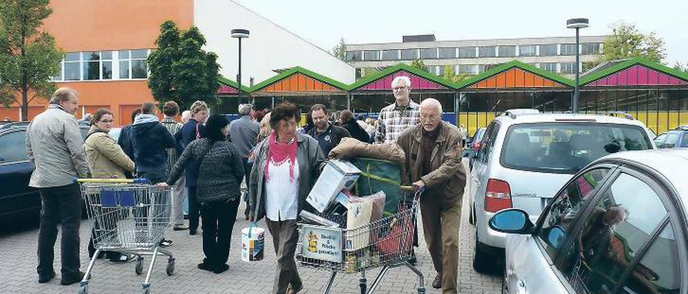 Ansturm auf die Schnäppchen. In der alten Gewächshaushalle am ehemaligen Obi-Markt soll der Sonderverkauf künftig monatlich für je zwei oder drei Tage stattfinden.